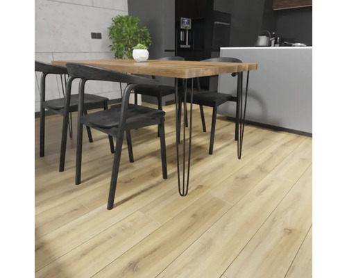 Jídelní stůl s dřevěnou deskou a kovovýma nohama se židlemi v jídelně.