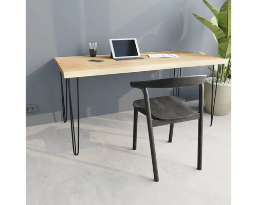 Psací stůl s notebookem, držákem na tužky a židlí v pracovně.