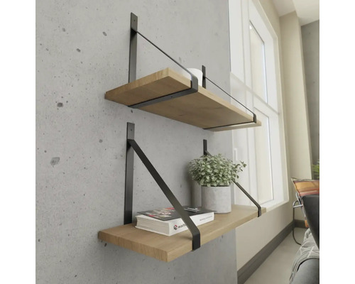 Dvě police s černým držákem na zdi