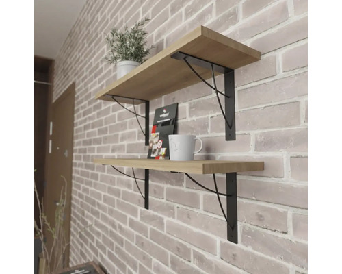 Dvě dřevěné police s černými držáky na cihlové zdi.