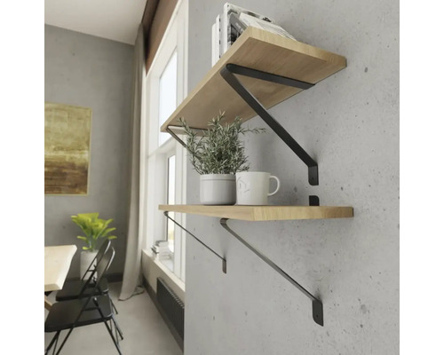 Nástěnná police se dvěma policemi ze světlého dřeva a černými kovovými držáky ve světlé místnosti