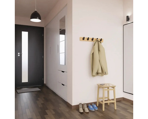 Vstupní prostor s šatnou, botníkem, zrcadlem a sedátkem.