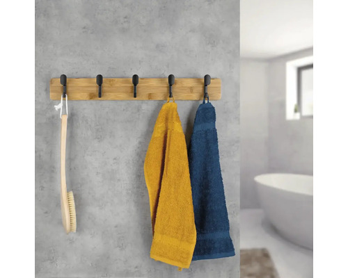 Držák na ručníky s ručníky a kartáčem do koupele v koupelně