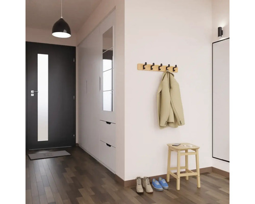 Vstupní prostor s šatnou, zrcadlem, botníkem, stoličkou a věšákem na kabáty.