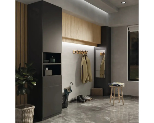 Chodba se skříní, stoličkou, zrcadlem a věšákem