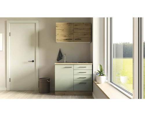 Kompaktní kuchyňská linka s dřezem, spodní skříňkou, horní skříňkou a oknem pro malé prostory