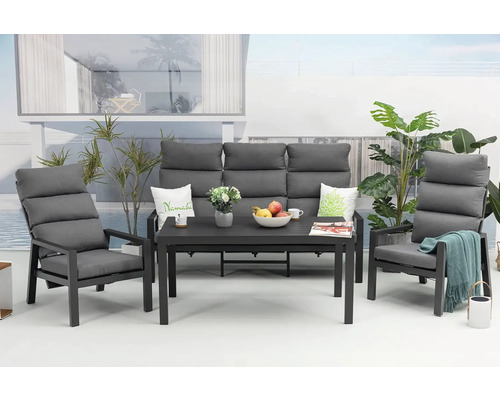 Zahradní nábytek s stolem, pohovkou a křesly na terase