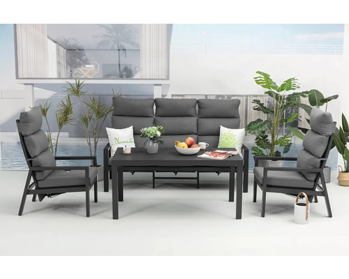 Sada zahradního nábytku s pohovkou, křeslem a stolem na terase