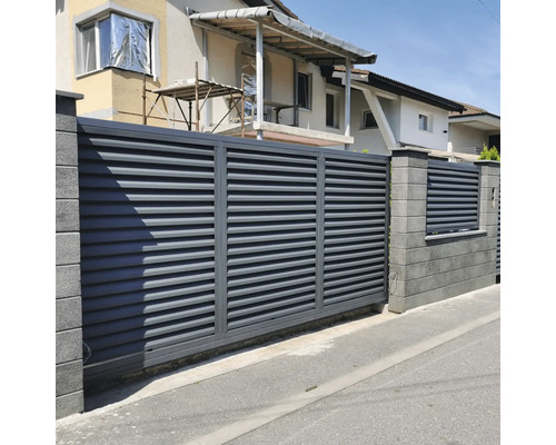 Kovová posuvná brána s vodorovnými lamelami