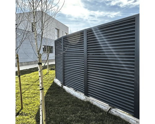 Ochranný plot s horizontálními lamelami na zahradě