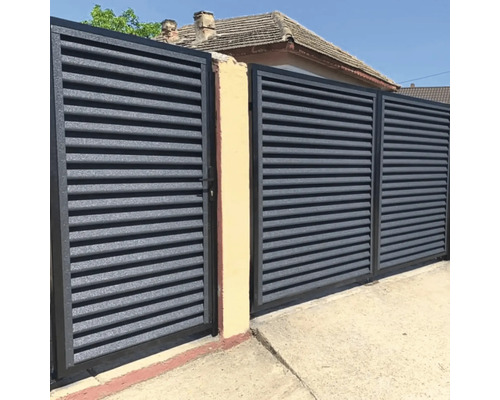 Kovový plot s vodorovnými lamelami