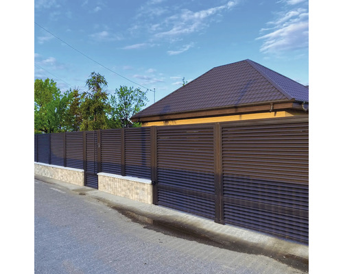 Plot s bránou a kamennou zdí