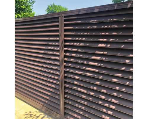 Kovový plot s lamelami pro ochranu soukromí
