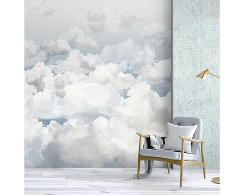 Obývací pokoj s tapetou s motivem mraků, křeslem a stojací lampou.