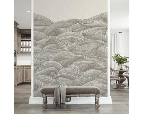 Obývací pokoj s vzorovanou tapetou ve tvaru vln a lavicí