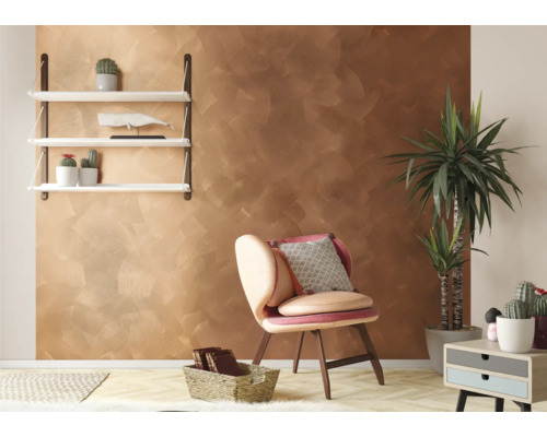 Obývací pokoj s hnědou výmalbou stěn, regálem, křeslem, pokojovou rostlinou a odkládacím stolkem.