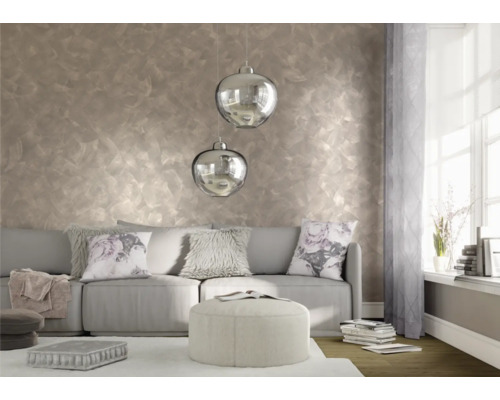 Obývací pokoj s efektní barvou na zdi, pohovkou, polštáři a dvěma závěsnými lampami