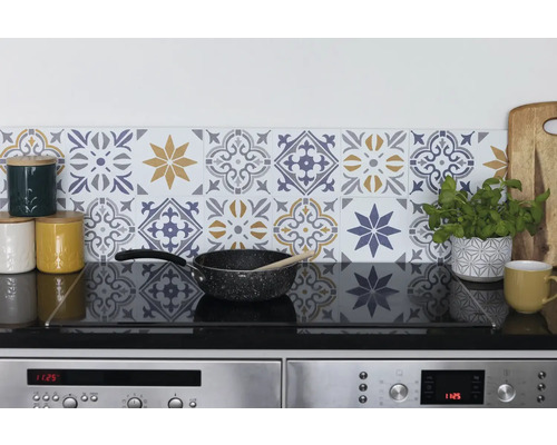 Samolepicí PVC panel Wall Tiles Alia zlatý 15,25 x 15,25 cm Kuchyňská scéna s obklady v retro stylu, varnou deskou a kuchyňským náčiním