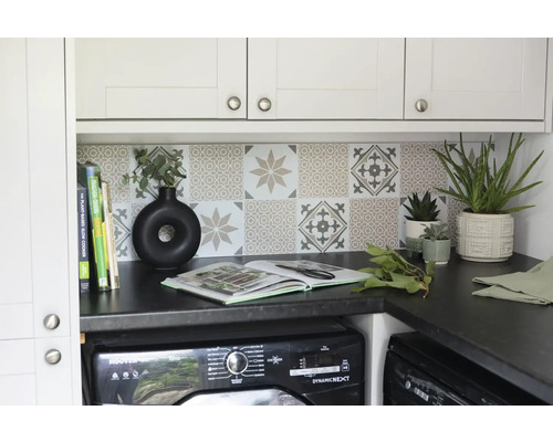 Prádelna s pračkou, pracovní deskou, dlaždicemi a dekorativními prvky