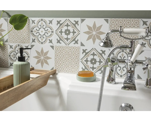 Samolepicí PVC panel Wall Tiles Alia olive 15,25 x 15,25 cm Pohled do koupelny s bílými vzorovanými obklady, dávkovačem mýdla a baterií do vany