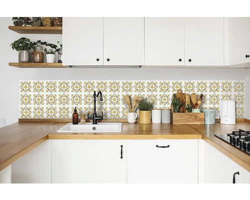 Samolepicí PVC panel Wall Tiles Nadia zlatý 15,25 x 15,25 cm Světlá kuchyně s obkladem ve stylu Orient