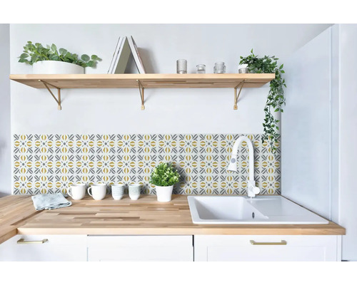 Samolepicí PVC panel Wall Tiles Cubia zlatý 15,25 x 15,25 cm Kuchyňská scéna s dřezem, pracovní deskou a dekorativními samolepkami na dlaždice