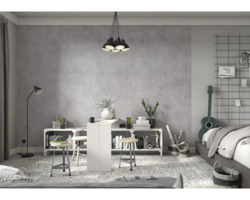 Světlá pracovna se stolem, policemi a dekoracemi