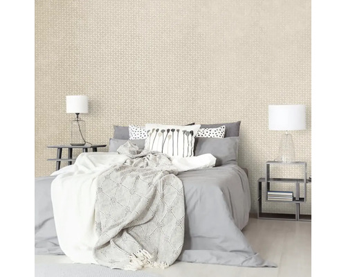 Ložnice s béžovou vzorovanou tapetou, postelí, nočními stolky a lampami