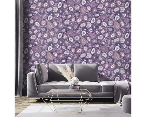 Obývací pokoj s pohovkou a tapetou s kamenným vzorem