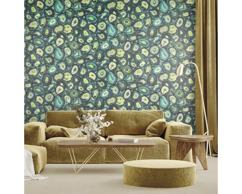 Obývací pokoj s pohovkou před stěnou s tapetou se vzorem drahokamů