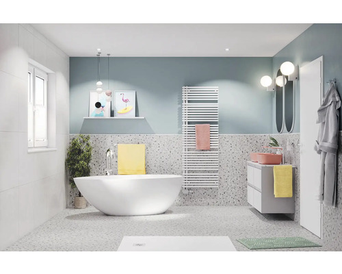 Koupelna s volně stojící vanou, ohřívačem ručníků, umyvadlem a zrcadlem