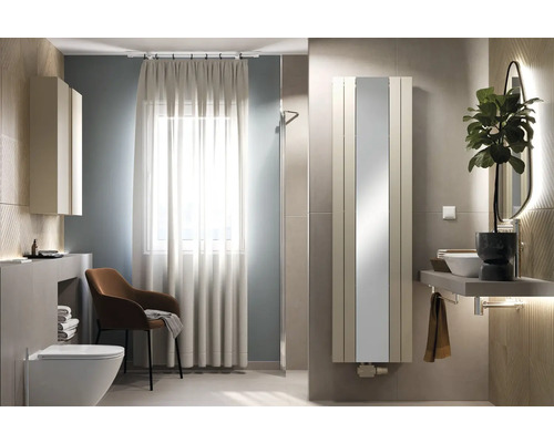 Moderní koupelna s radiátorem na ručníky, umyvadlem a toaletou.