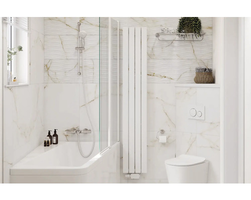 Koupelna s vanou, sprchovou zástěnou, topným žebříkem a toaletou před obkladem stěn s mramorovým vzhledem