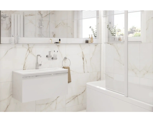 Světlá koupelna s umyvadlovou skříňkou, zrcadlem a vanou