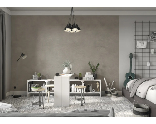 Pracovna se stolem, policemi a dekorativními prvky.