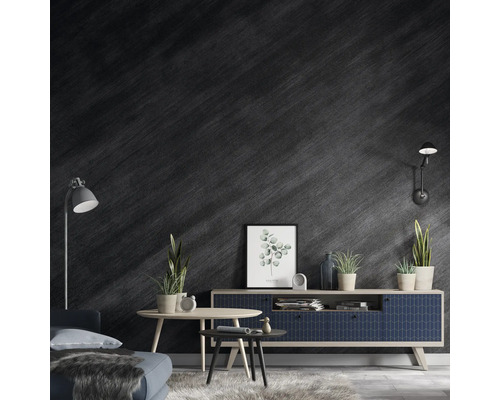 Obývací pokoj s komodou, stolem, pohovkou, lampou a nástěnnou dekorací