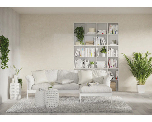 Světlý obývací pokoj s pohovkou, knihovnou a pokojovými rostlinami pro přátelskou atmosféru