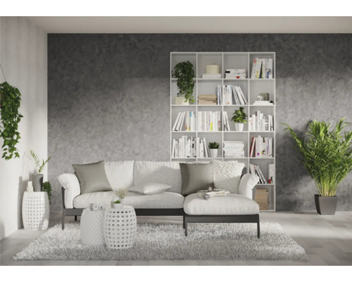 Obývací pokoj s pohovkou, knihovnou a pokojovými rostlinami