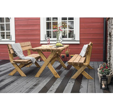 Dřevěná zahradní sedací souprava se stolem a lavicemi na terase