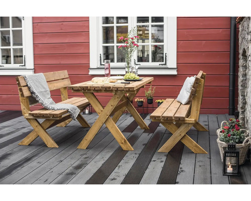 Dřevěná zahradní sedací souprava se stolem a lavicemi na terase