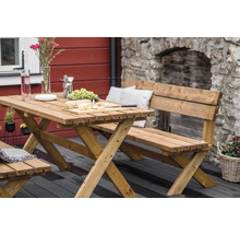 Dřevěná zahradní souprava se stolem a lavicemi na terase