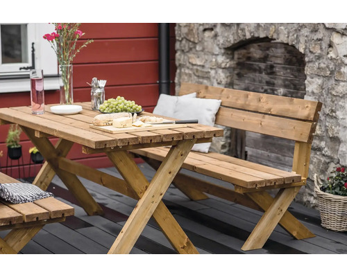 Dřevěná zahradní souprava se stolem a lavicemi na terase