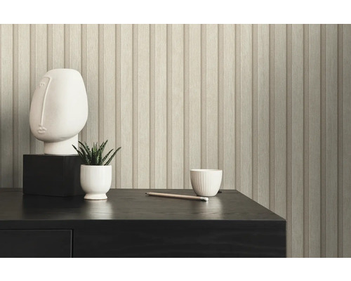 Detail stěny s tapetou s dřevěným obložením, sochy, rostliny a šálku na stole.