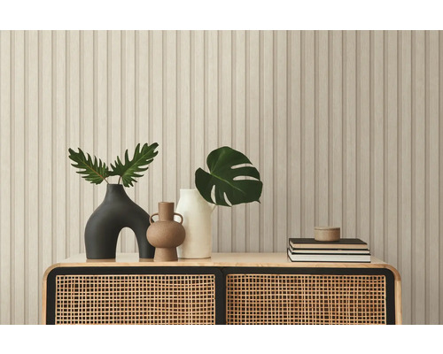 Dekorativní příborník s vázami a rostlinami před nástěnným panelem