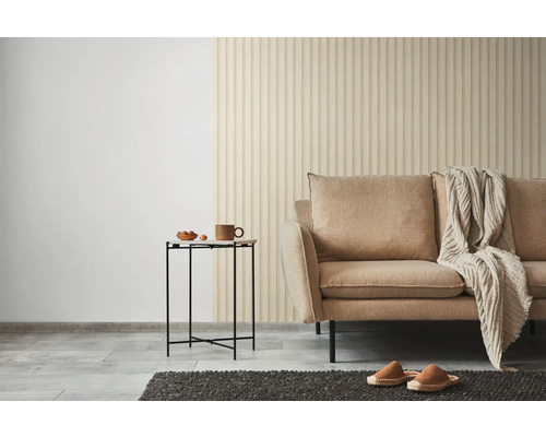 Obývací pokoj s pohovkou, odkládacím stolkem a nástěnnými panely