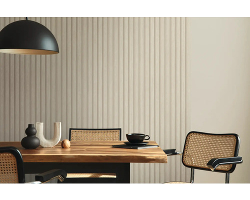 Jídelna s dřevěným stolem, židlemi, lampou a obkladem stěn