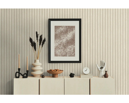 Dekorativní interiér s komodou, obrazem, svíčkami a vázami jako design místnosti