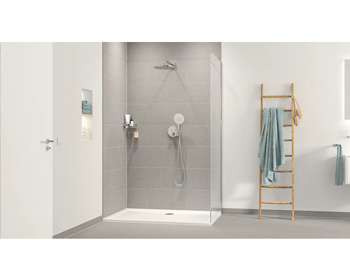 Světlá koupelna se sprchou a žebříkem na ručníky