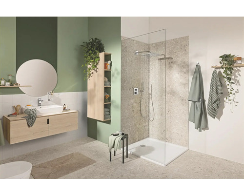 Světlá koupelna se sprchou, skříňkou pod umyvadlo, zrcadlovou skříňkou a dekoracemi