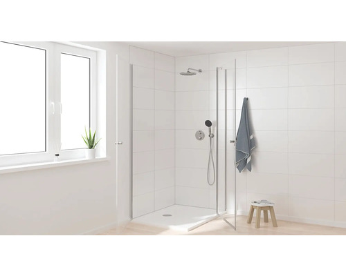 Světlá koupelna s bezbariérovým sprchovým koutem, sprchovou zástěnou, obklady a oknem pro přátelské prostředí.